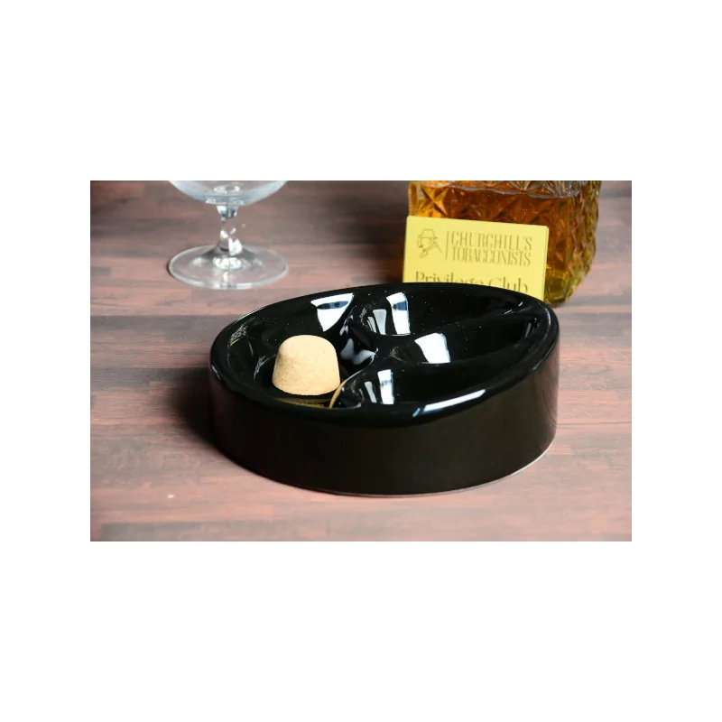 Black pipe ashtray with x3 pipe rest