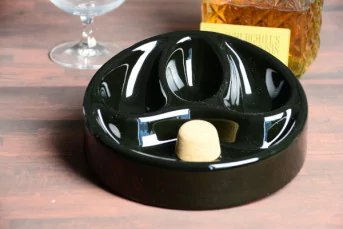 Black pipe ashtray with x3 pipe rest