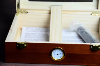 Glass top Humidor with gold latch