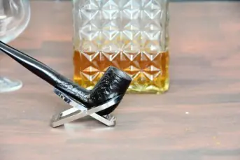 Churchill's Classic black sand blasted pipe (Briar)